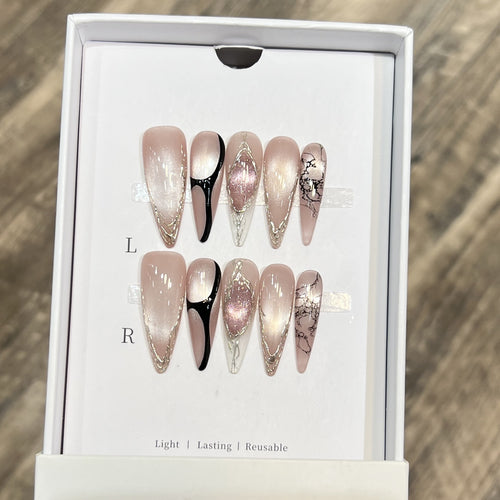 Künstlerisches Stiletto Press-On Nagelset mit einzigartigem Marmor Design Karnz