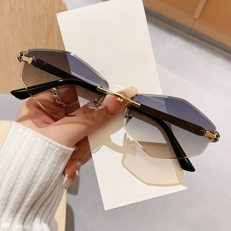 Damen Designer Sonnenbrille mit hexagonalem Rahmen und goldenen Akzenten Karnz