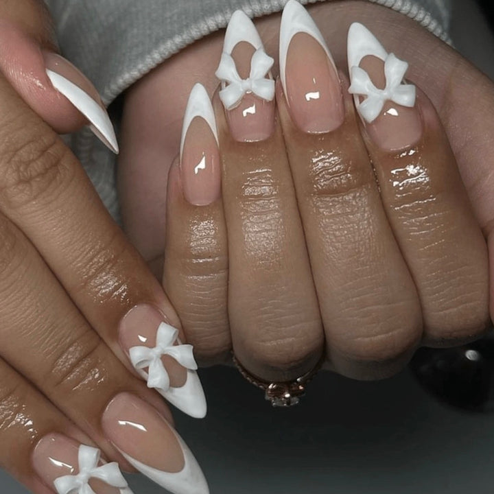 Kunstnagelset mit eleganten Spitzen und zarten Schleifenverzierungen Karnz