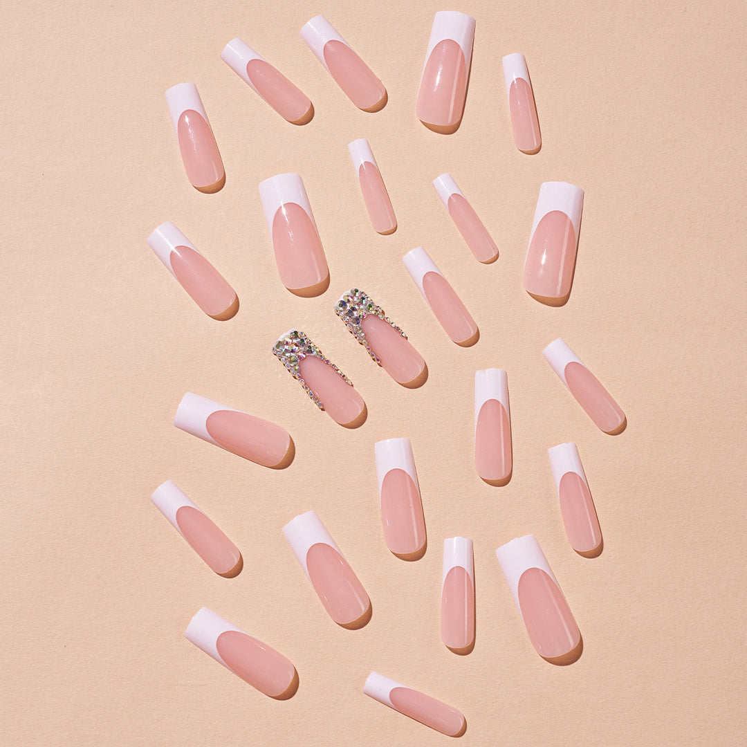 Kunstnagelset mit filigranen Akzenten und Glitzerverzierungen Karnz