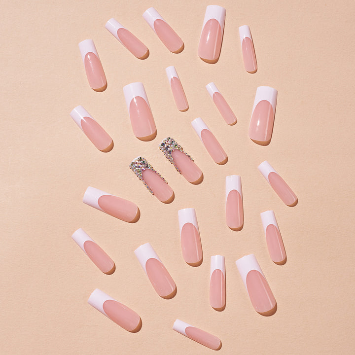 Kunstnagelset mit filigranen Akzenten und Glitzerverzierungen Karnz