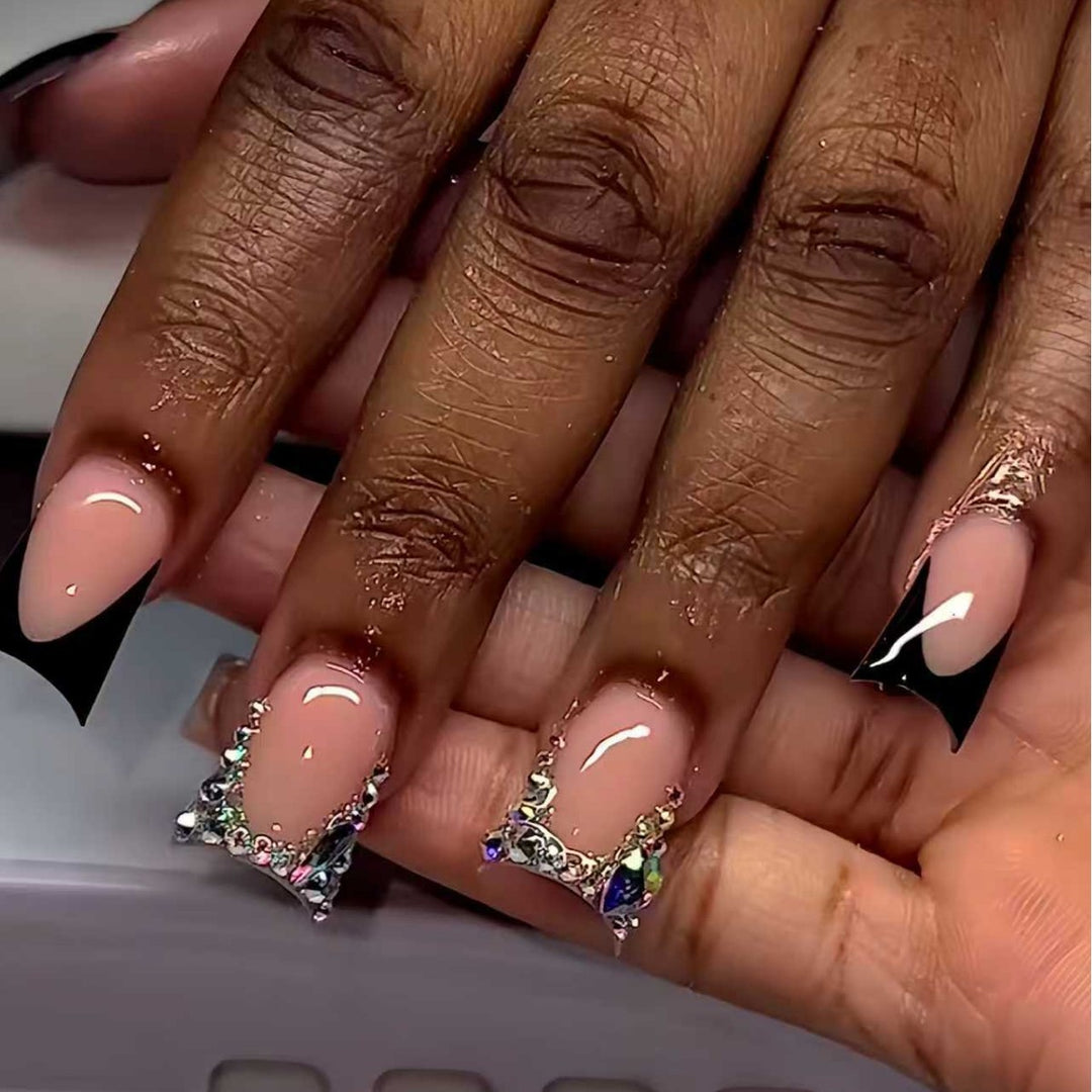 Dekorative Press-On Nagelverlängerungen mit Edelstein-Akzenten Karnz