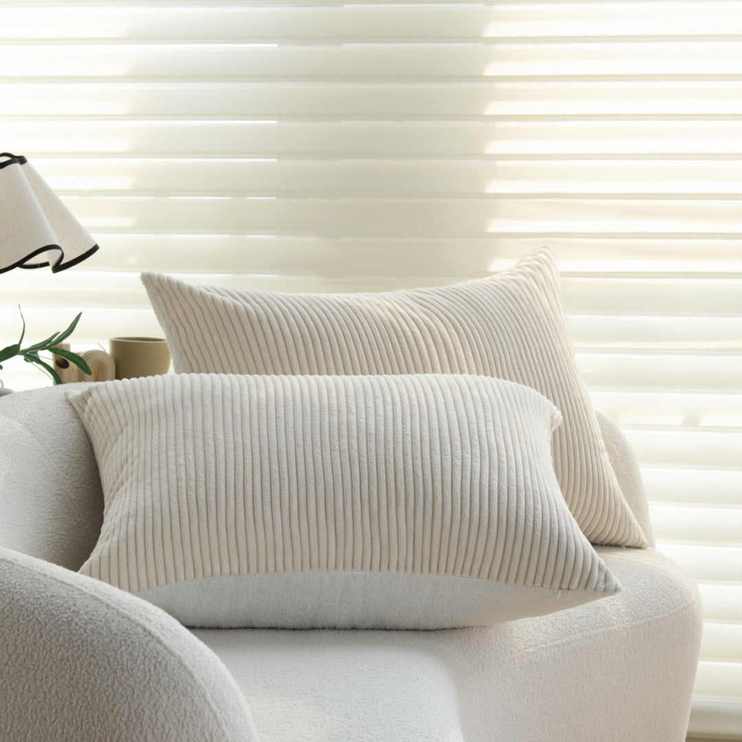 Rechteckiger Cord-Zierkissenbezug mit feiner Rippenstruktur und softem Microvelours Karnz