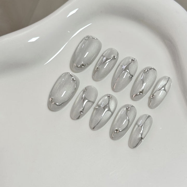 Elegantes Press-On-Nagelkunst-Set mit Metallakzenten