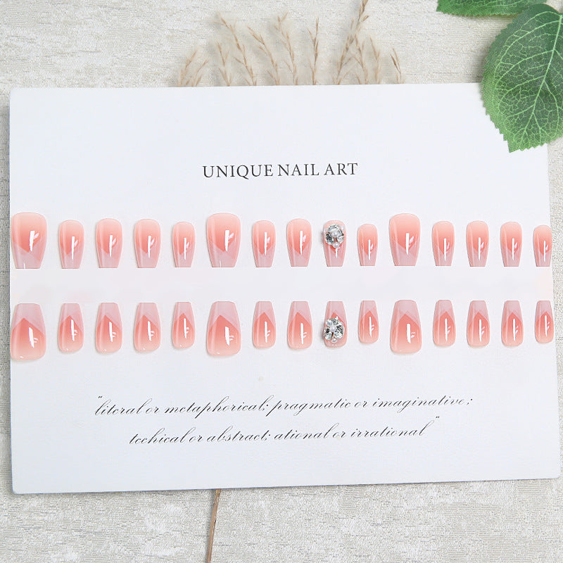 Kunstnagelset mit filigranen Spitzendesigns und glamourösen Strassakzenten Karnz