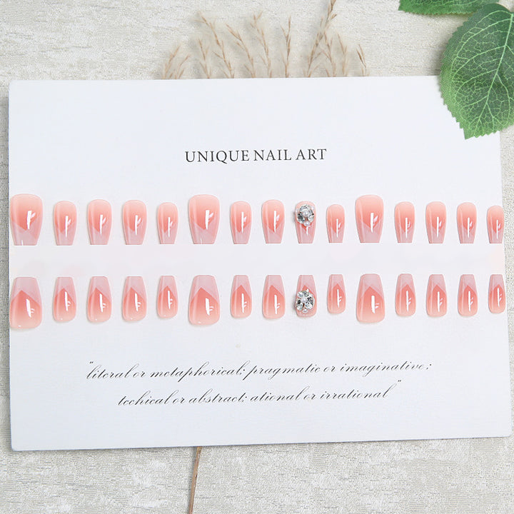 Kunstnagelset mit filigranen Spitzendesigns und glamourösen Strassakzenten Karnz