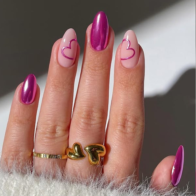 Kunstnagelset mit romantischem Herzdesign und glamourösen Akzenten Karnz