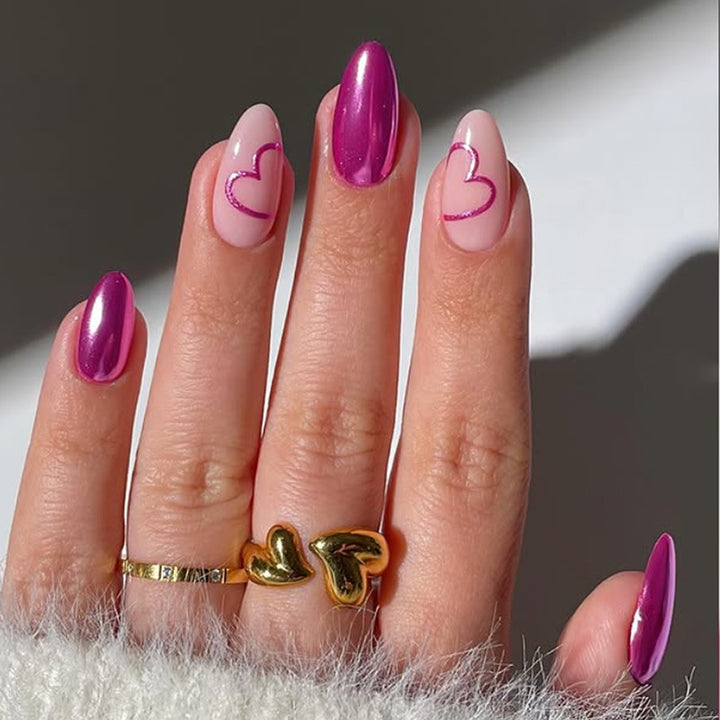 Kunstnagelset mit romantischem Herzdesign und glamourösen Akzenten Karnz