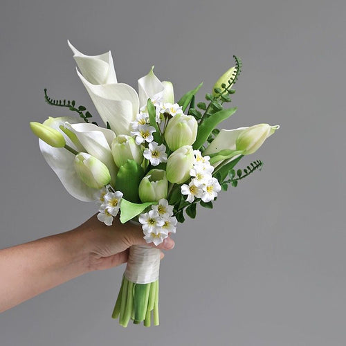 Eleganter floraler Brautstrauß