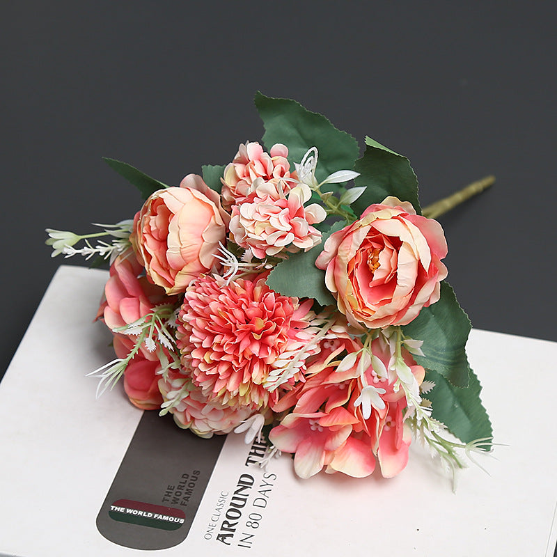 Luxuriöser Faux-Blumenstrauß