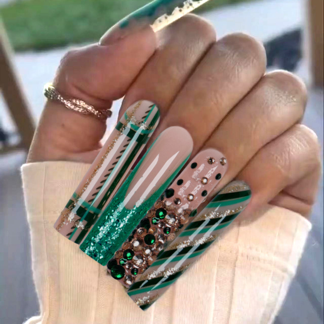 Künstlerisches Press-On-Nagelset mit glamourösen floralen Akzenten Karnz