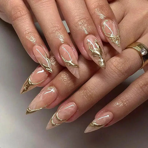 Elegante Stiletto-Nagelverzierungen mit goldenen Akzentdetails Karnz