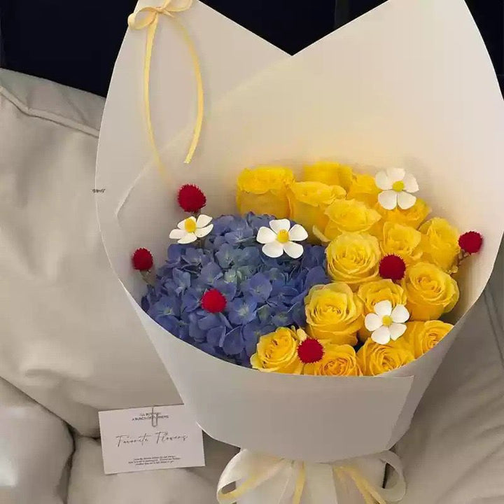 Künstliches Blumenarrangement mit Schleifenakzent