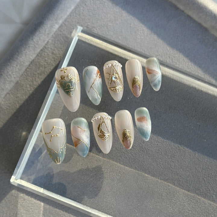 Künstlerisches Press-On Nagelkunstset mit himmlischen und Edelsteinakzenten