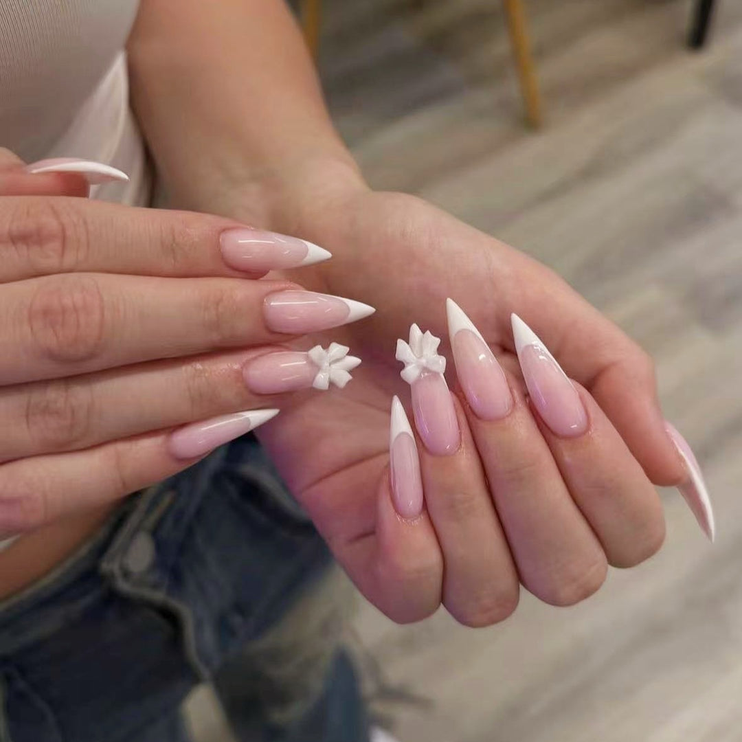 Kunstnagelset mit eleganten Spitzen und 3D-Verzierungen Karnz