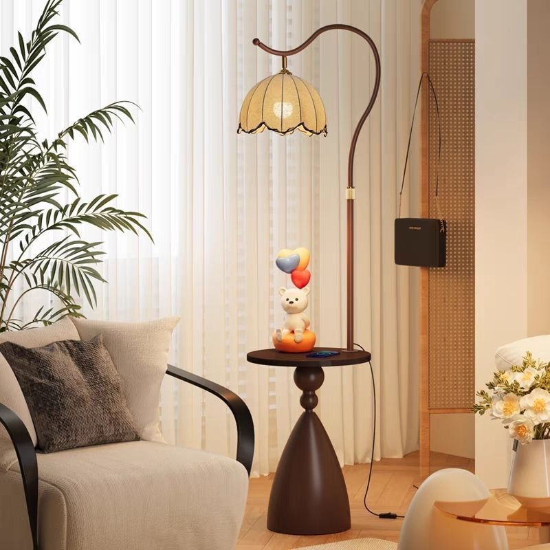 Moderne Stehlampe mit integriertem Beistelltisch