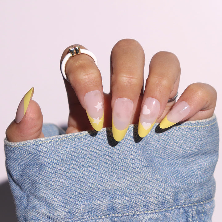 Elegante Stiletto Press-On Nägel mit Herz- und Sternmustern Karnz