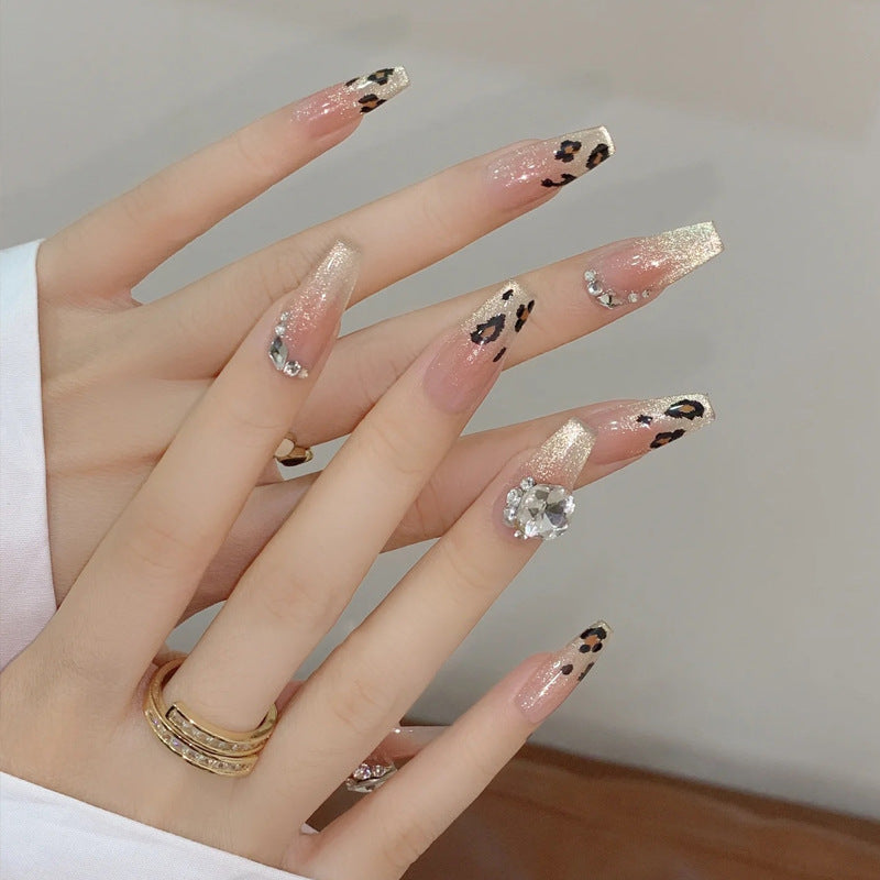 Kunstnagelset mit Glitzer- und Leopardenmotiv Karnz