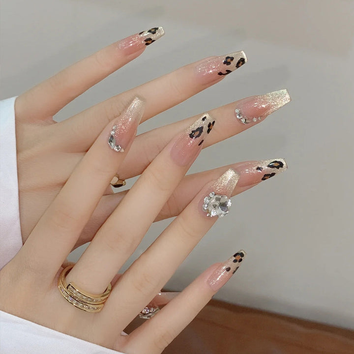 Kunstnagelset mit Glitzer- und Leopardenmotiv Karnz
