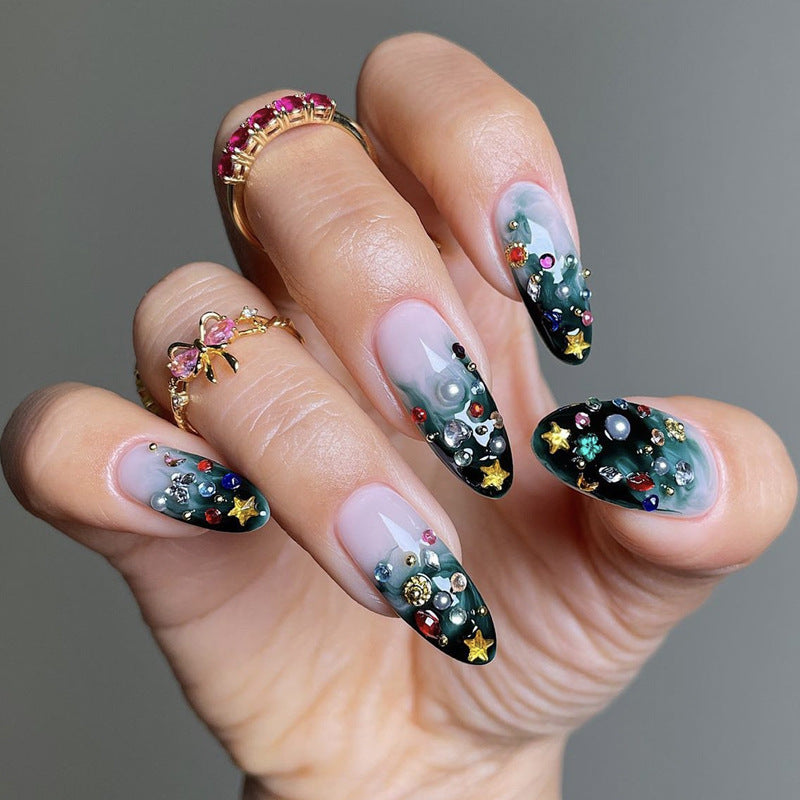 Künstlerische Press-On Nail Kollektion mit dekorativen Elementen Karnz