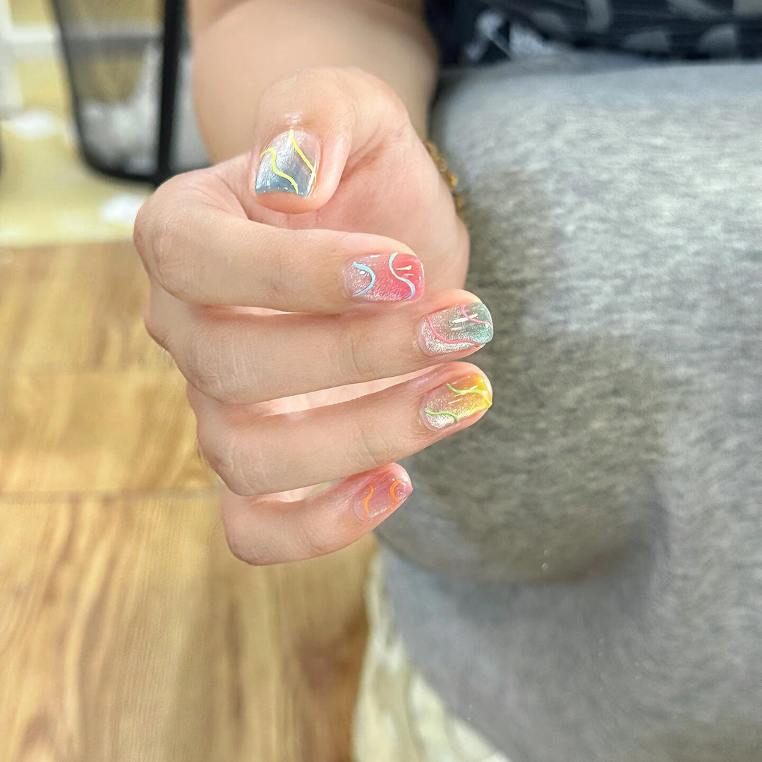 Kunstnägel mit Farbenfrohem Design Karnz