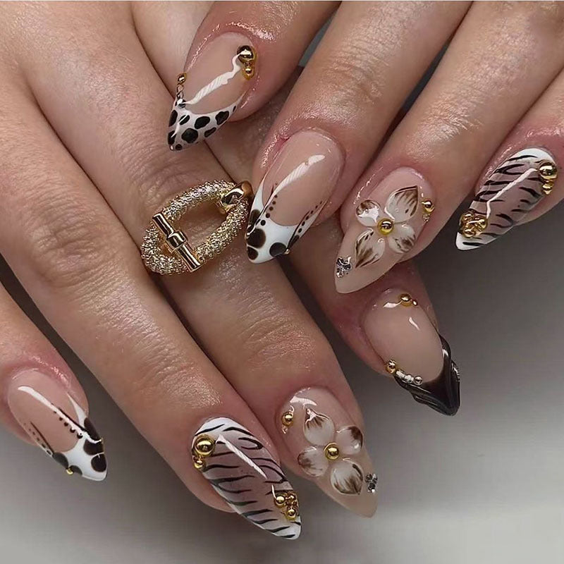 Künstlerisches Nagelset mit floralem und tierischem Druckdesign
