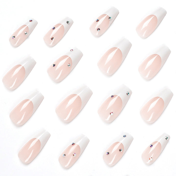 Kunstvolle Kunstnägel im eleganten French-Tip Design mit Glitzerakzenten Karnz