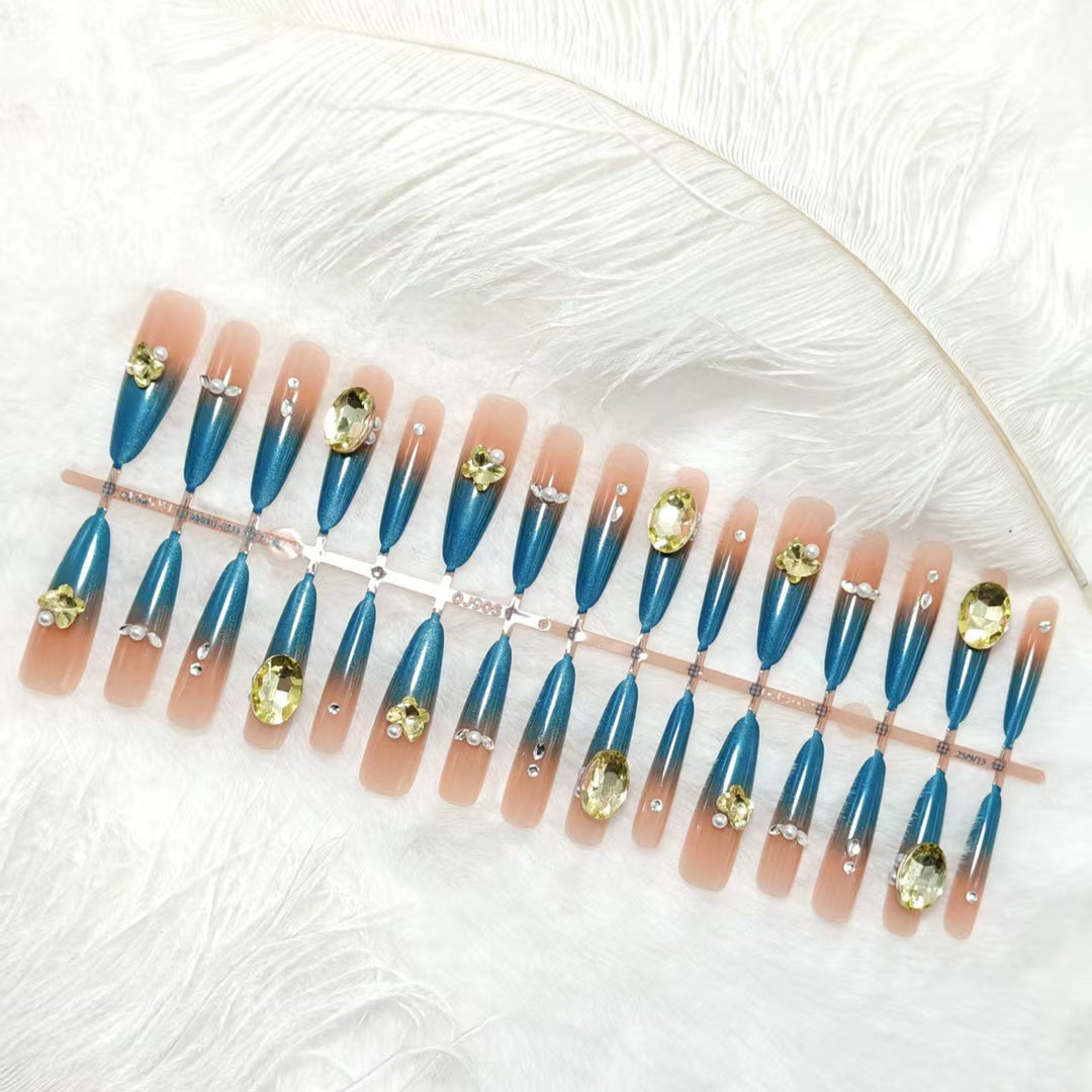 Kunstnägel Im Eleganten Stiletto-Stil mit Funkelnden Akzenten Karnz