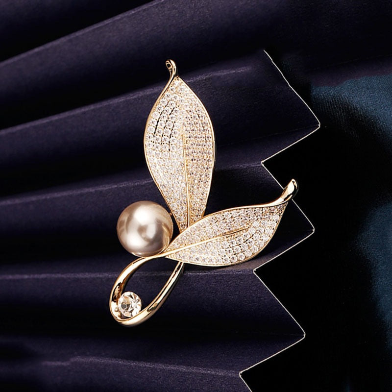 Elegante und Glamouröse Brosche mit Perlen und Kristallen Karnz