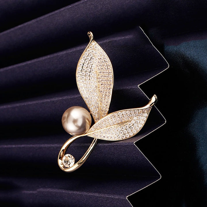Elegante und Glamouröse Brosche mit Perlen und Kristallen Karnz