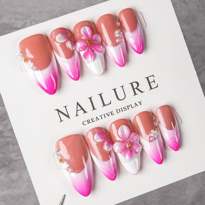 Floral Design Press-On Nail Set mit Juwelenakzenten