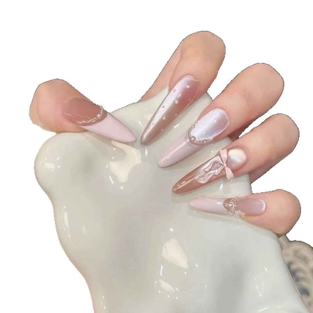 Glamouröse Kunstnagelspitzen mit eleganten Verzierungen Karnz