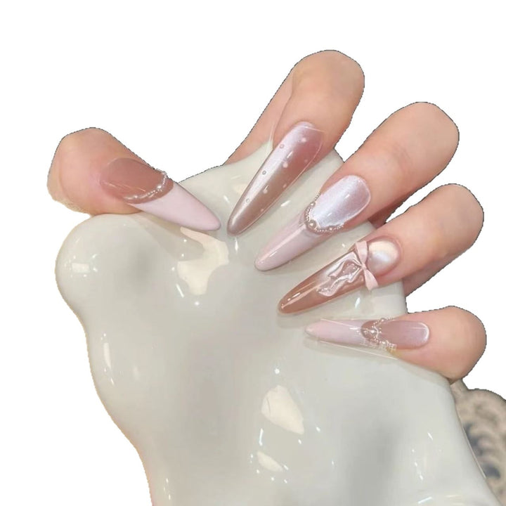 Glamouröse Kunstnagelspitzen mit eleganten Verzierungen Karnz