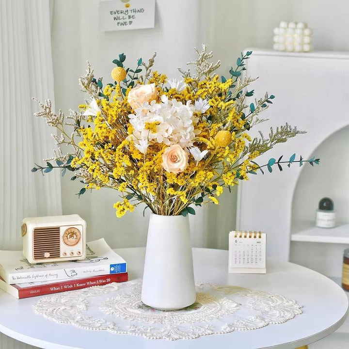 Getrocknete Blumen Dekor Arrangement