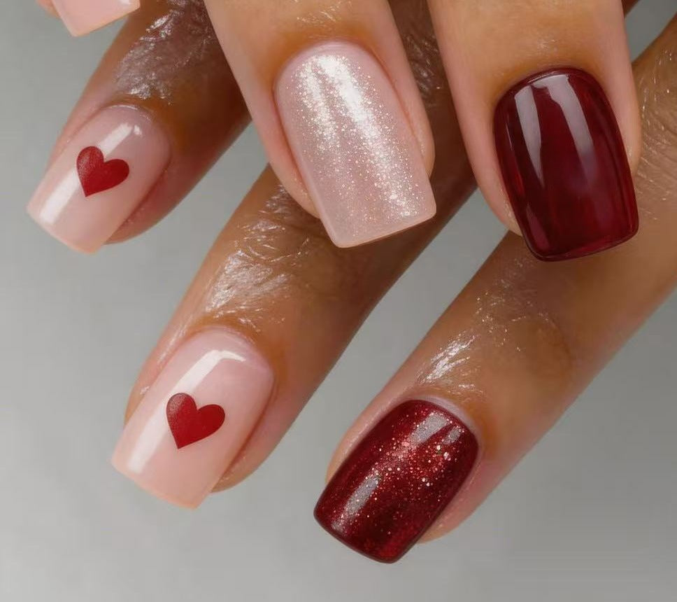 Kunstnagelset mit Herzmotiven und Glitzer Karnz