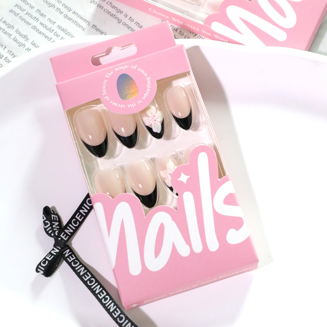 Elegante Nagelkunst mit Blütenakzenten Karnz