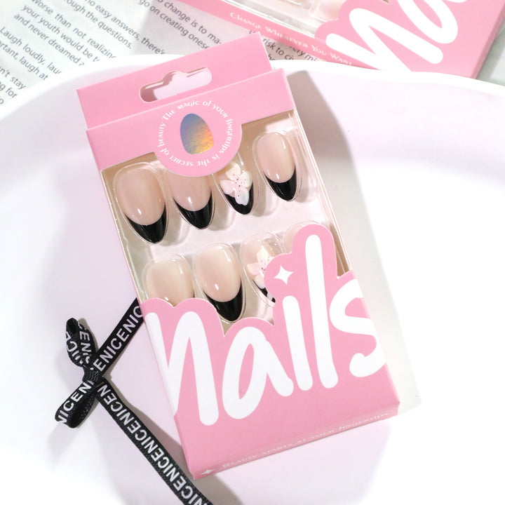 Elegante Nagelkunst mit Blütenakzenten Karnz