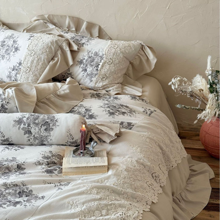 Bettwäschegarnitur im französischen Landhausstil mit Spitzenborte, Rüschenbettrock und dezenter Toile‑Blumenoptik