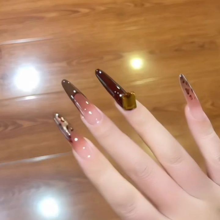 Kunstnägel mit Elegantem Glitzer- und Goldakzentdesign Karnz