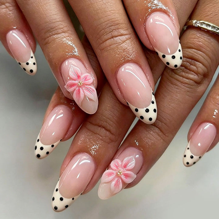 Kunstnagelset mit floralen Akzenten und Punkten Karnz