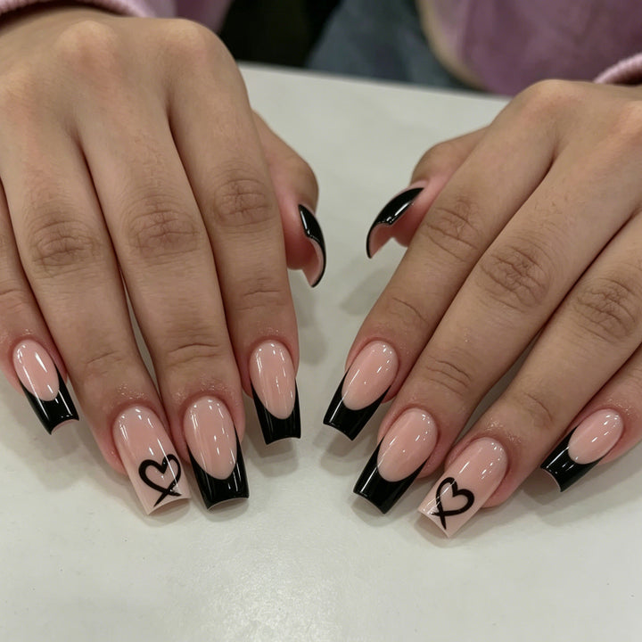 Elegantes herzgemustertes Acryl-Nageldesign Karnz