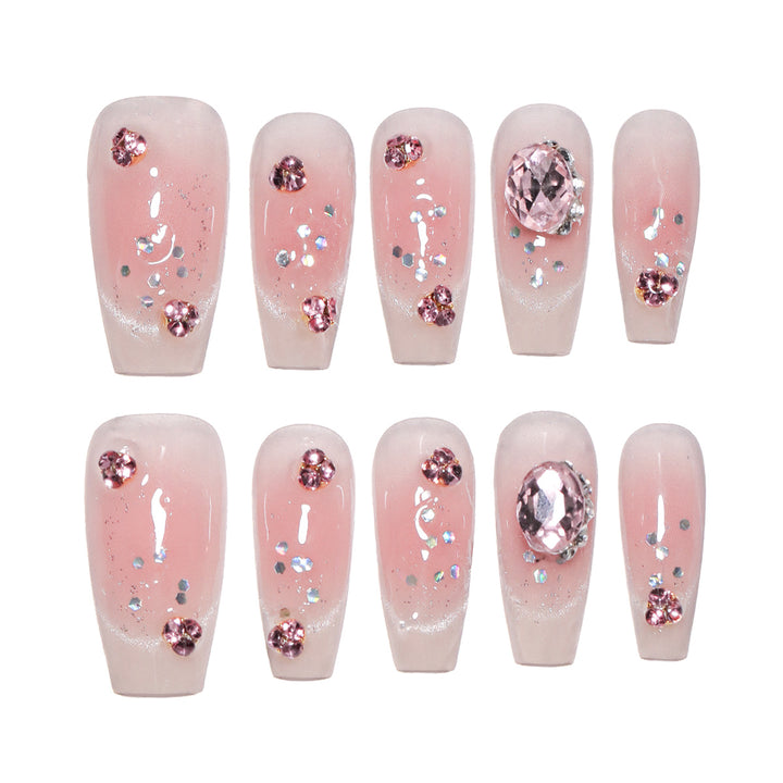 Künstliche Nagelverlängerungen mit kunstvollen Glitzerakzenten Karnz