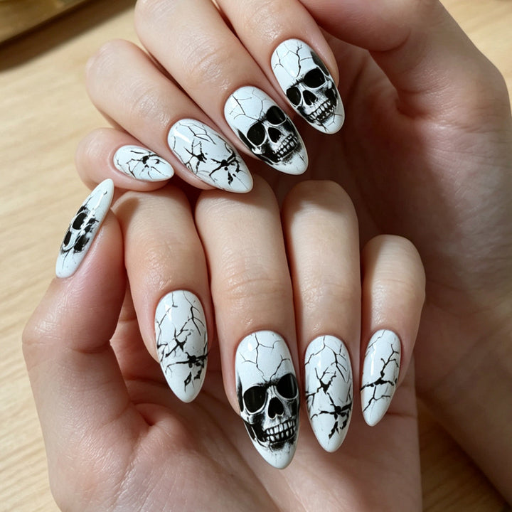 Kunstnägel mit Verspieltem Totenkopf-Design und Riss-Effekten Karnz