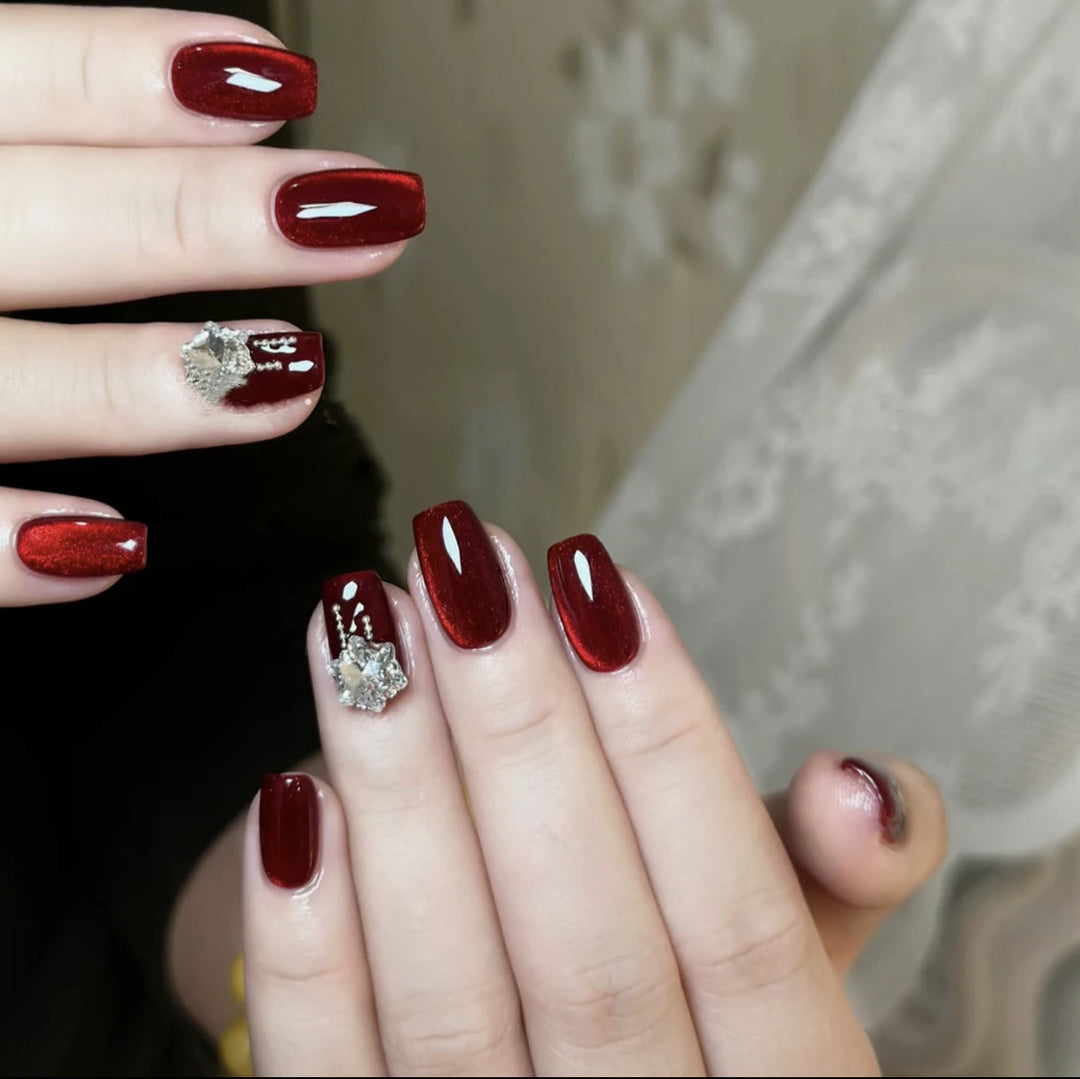 Kunstnagelset mit funkelnden Akzenten und glamourösem Design Karnz