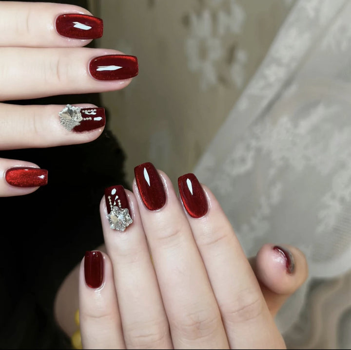 Kunstnagelset mit funkelnden Akzenten und glamourösem Design Karnz