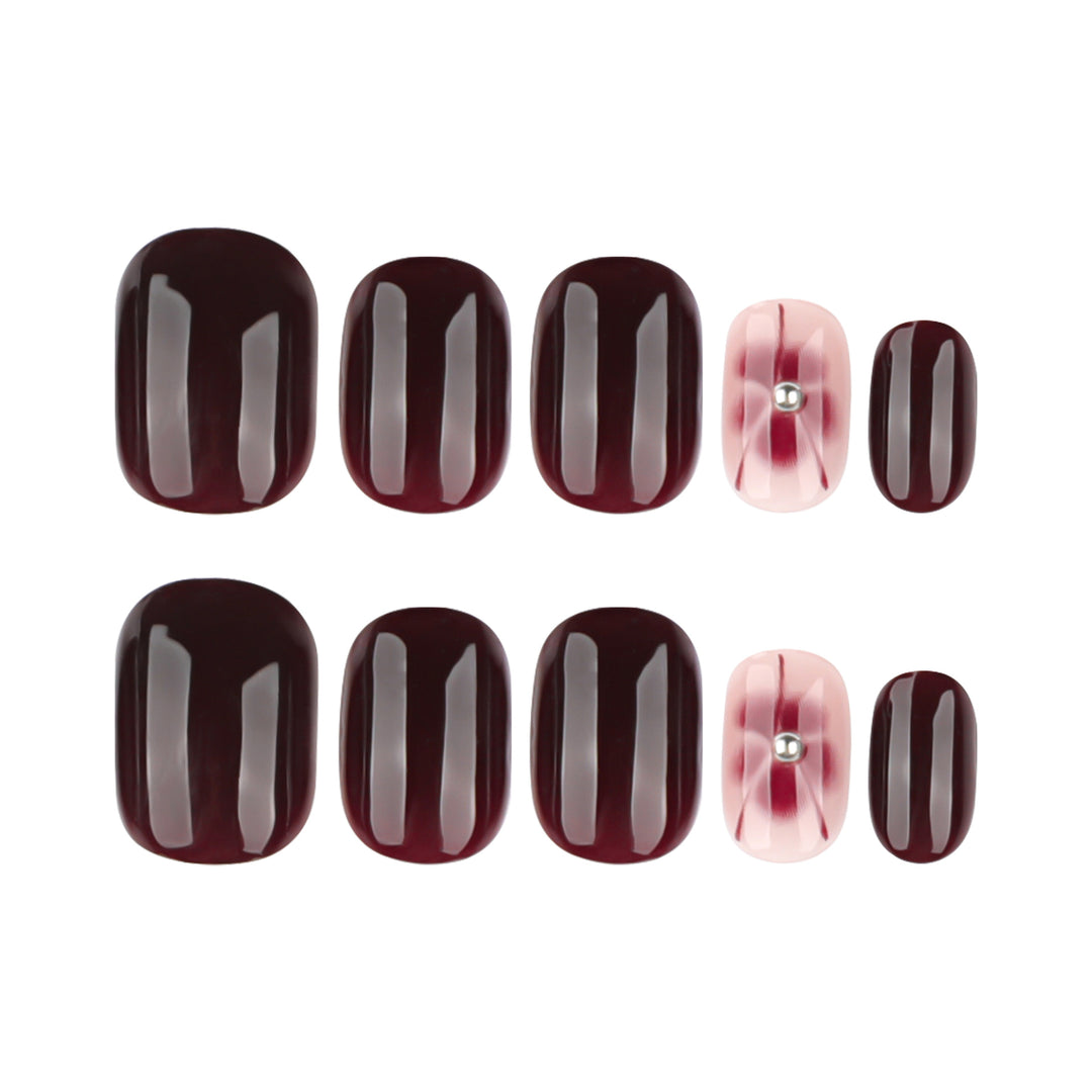 Elegante Nagelkunst mit Glitzer- und Blumenelementen Karnz
