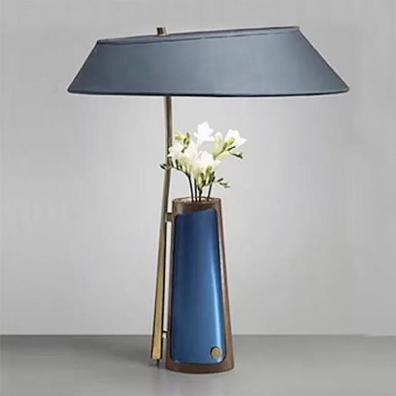 Dekorative Akzent-Tischlampe mit floralem Arrangement
