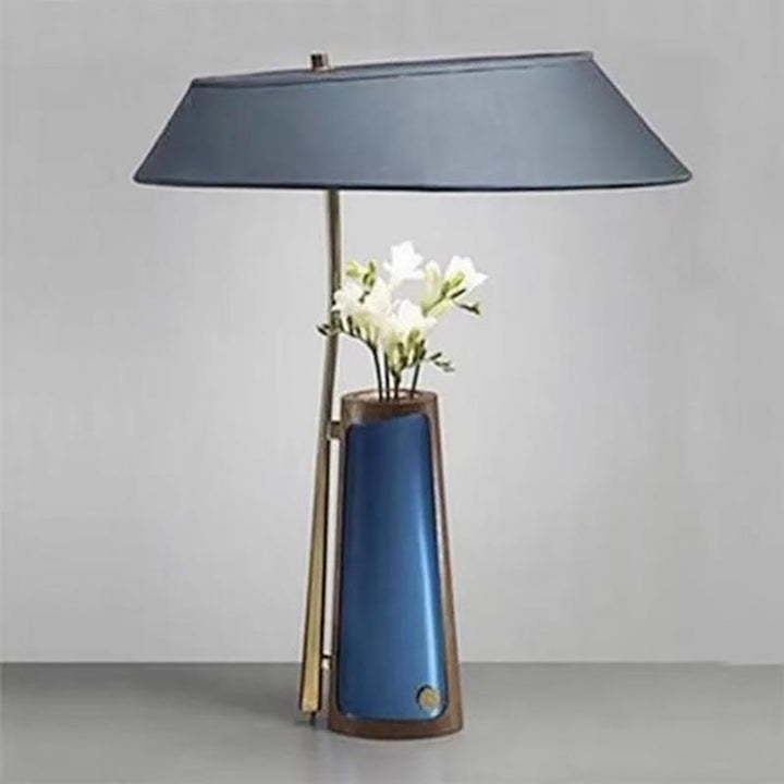 Dekorative Akzent-Tischlampe mit floralem Arrangement
