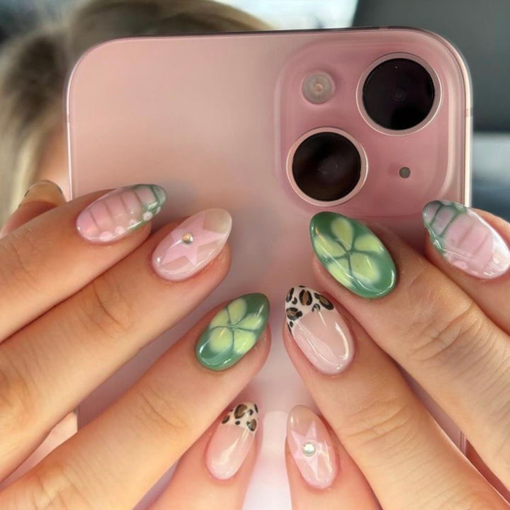 Künstliche Nailart mit floralen Akzenten Karnz