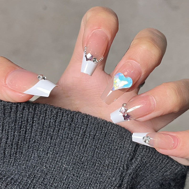 Elegante Druck-Nageltips mit goldenen Akzenten Karnz
